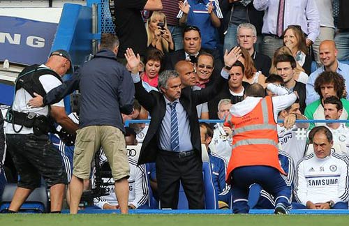 Video: Cảm xúc "đặc biệt" của Mourinho - 2