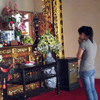 Tin tức trong ngày - Chuyện cảm động về cô gái mồ côi cha mẹ