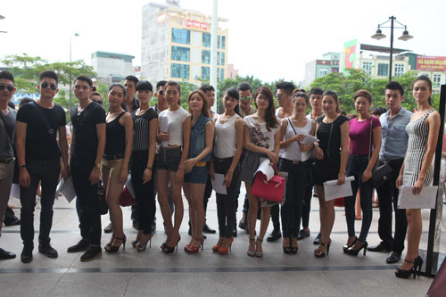 Hà Nội: Tấp nập chuyển giới thi VNTM - 2