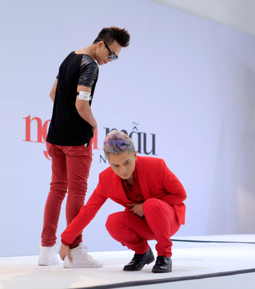 Thanh Hằng cởi giày cho thí sinh mượn - 10