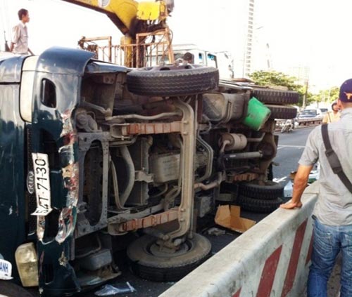 Cầu Sài Gòn “tê liệt” vì lật xe tải chở bia - 1