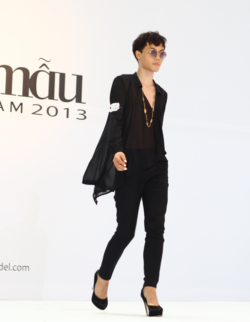 Thanh Hằng cởi giày cho thí sinh mượn - 6