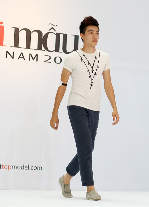 Thanh Hằng cởi giày cho thí sinh mượn - 2