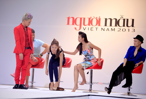 Thanh Hằng cởi giày cho thí sinh mượn - 6