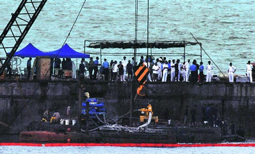 Hé lộ nguyên nhân nổ tàu ngầm ở Ấn Độ - 1