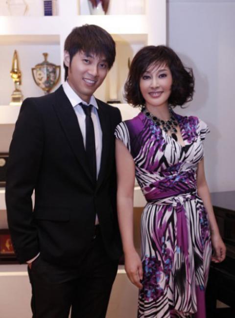 Lộ ảnh chồng thứ 4 của Lưu Hiểu Khánh - 3