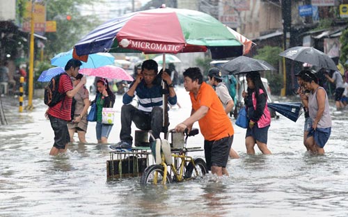 Ảnh: Mưa lớn nhấn chìm Thủ đô Philippines - 13