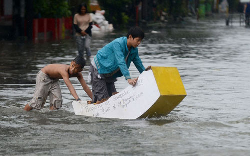 Ảnh: Mưa lớn nhấn chìm Thủ đô Philippines - 14