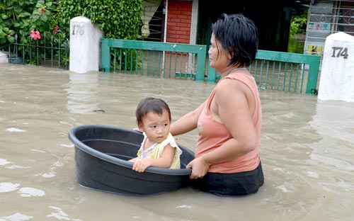 Ảnh: Mưa lớn nhấn chìm Thủ đô Philippines - 3