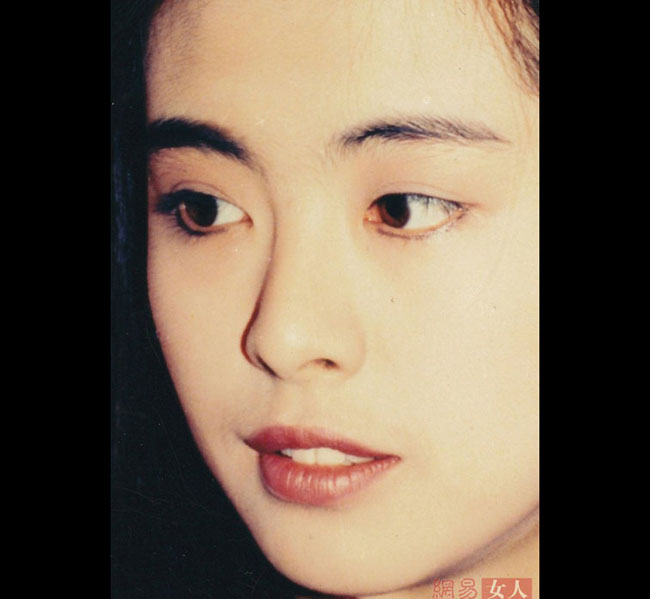 Vương Tổ Hiền – nữ diễn viên nổi đình nổi đám thập niên 1990 cũng sở hữu chiếc mũi đẹp mê hồn.