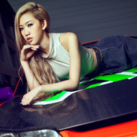 Ô tô - Xe máy - Gái trẻ "lả lơi" bên xế màu mè