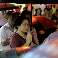 Tin tức trong ngày - Hàng nghìn người đội mưa làm lễ Vu Lan