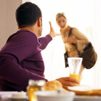 Pháp luật - Sắp ly hôn, vợ bị chồng đâm thấu tim