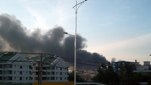 TPHCM: Cháy lớn tại nhà máy sản xuất giày - 2