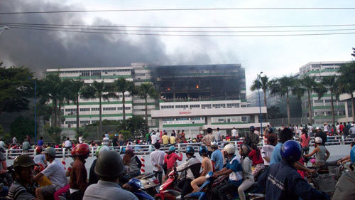 TPHCM: Cháy lớn tại nhà máy sản xuất giày - 3