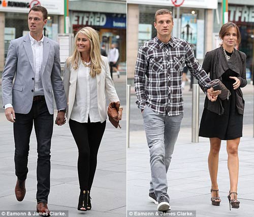 Rooney vui vẻ dự tiệc cùng MU - 2