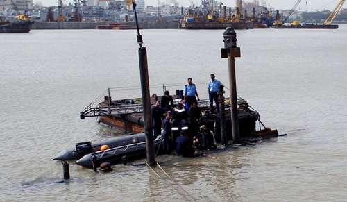 Hải quân Ấn Độ "bó tay" với tàu ngầm bị đắm - 1