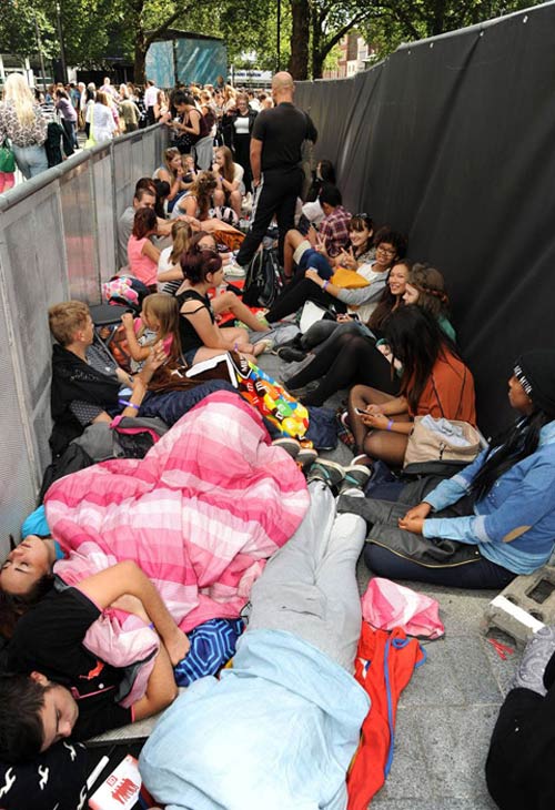 70.000 fan "cuồng nộ" đón One Direction - 10