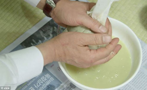 Rượu thuốc trị bách bệnh làm từ... phân trẻ em? - 3