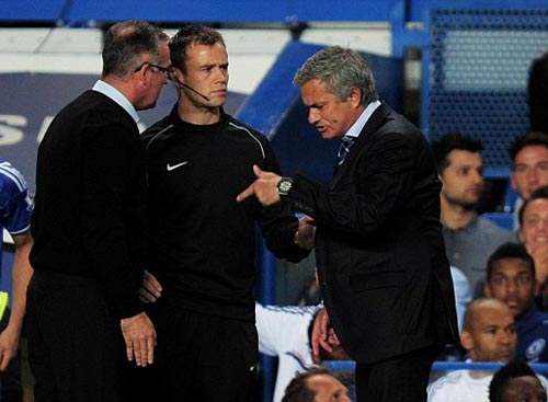 Mourinho tranh cãi nảy lửa với đối thủ - 2