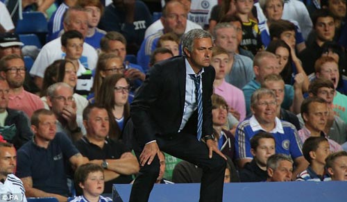 Mourinho tranh cãi nảy lửa với đối thủ - 6