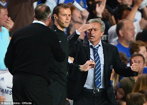 Mourinho tranh cãi nảy lửa với đối thủ - 4