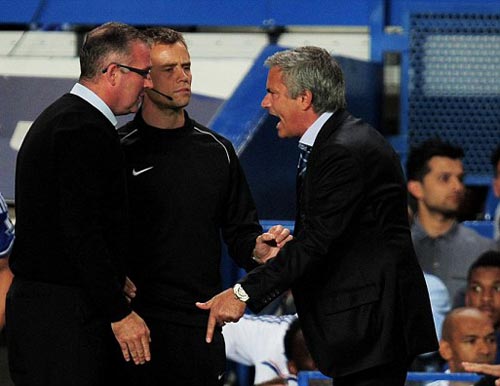 Mourinho tranh cãi nảy lửa với đối thủ - 5