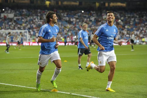 Raul trao lại áo số 7 cho Ronaldo - 1