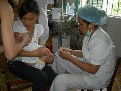 Bộ Y tế yêu cầu kiểm tra tất cả vắc xin - 1