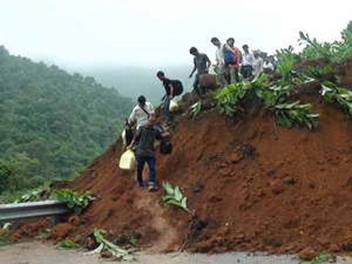 Núi lở làm tê liệt Quốc lộ 279 ít nhất 3 ngày - 2