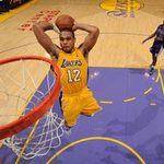 Thể thao - Sao NBA úp rổ trượt chân ngã