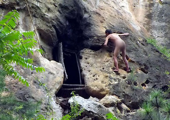 Mới đây, Trung Quốc vừa tìm thấy một người đàn ông có tên Feng Mingshan, 54 tuổi, đã sống trong hang động suốt 20 năm.
