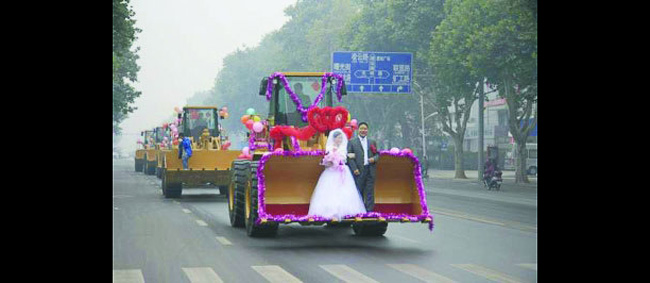 Trung Quốc là đất nước có những ý tưởng rước dâu rất kỳ lạ. Rước dâu bằng xe ủi
