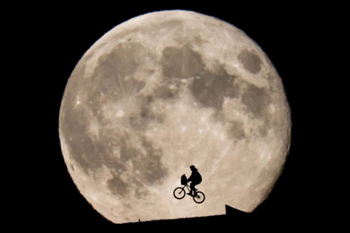 Xe đạp “bay” dưới trăng cực mộng mơ - 1