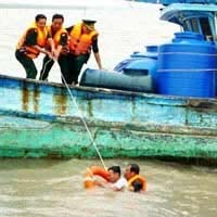 Tin tức trong ngày - Tàu cá bị đâm chìm, 11 thuyền viên thoát chết