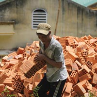 Tin tức trong ngày - "Người rừng" chuyển gạch xây nhà