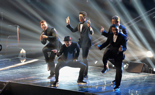 Miley Cyprus diễn bạo đêm MTV Awards - 11