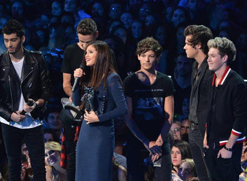 Miley Cyprus diễn bạo đêm MTV Awards - 12