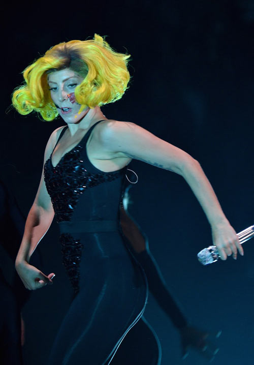 Miley Cyprus diễn bạo đêm MTV Awards - 14