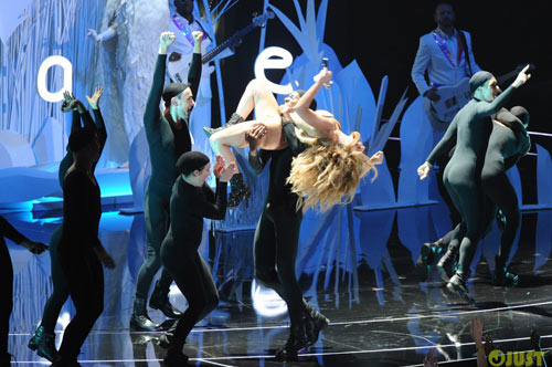 Miley Cyprus diễn bạo đêm MTV Awards - 16