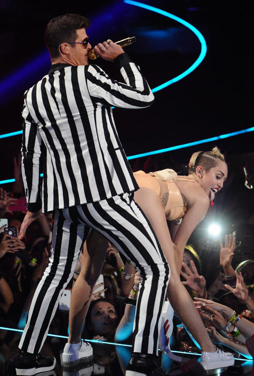 Miley Cyprus diễn bạo đêm MTV Awards - 2