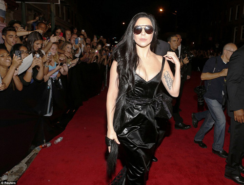 Dấu ấn thời trang kinh dị ở thảm đỏ MTV - 2