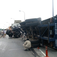Tin tức trong ngày - Thả rông "hung thần" container
