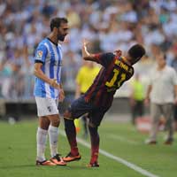 Bóng đá - Neymar bị hậu vệ Malaga "dằn mặt"