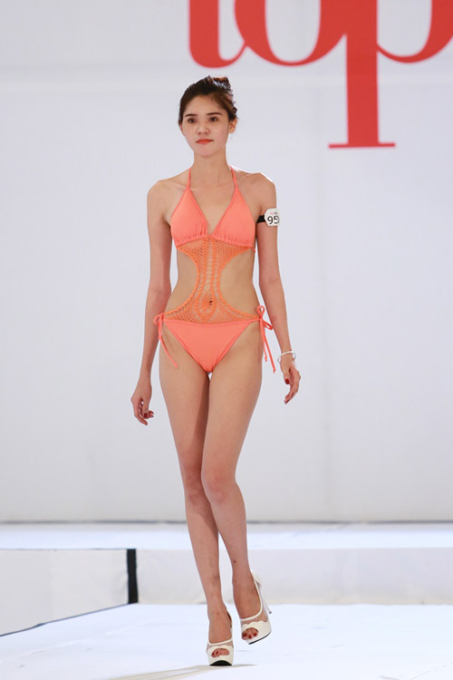 Thí sinh VNTM tập khoe dáng với bikini - 11