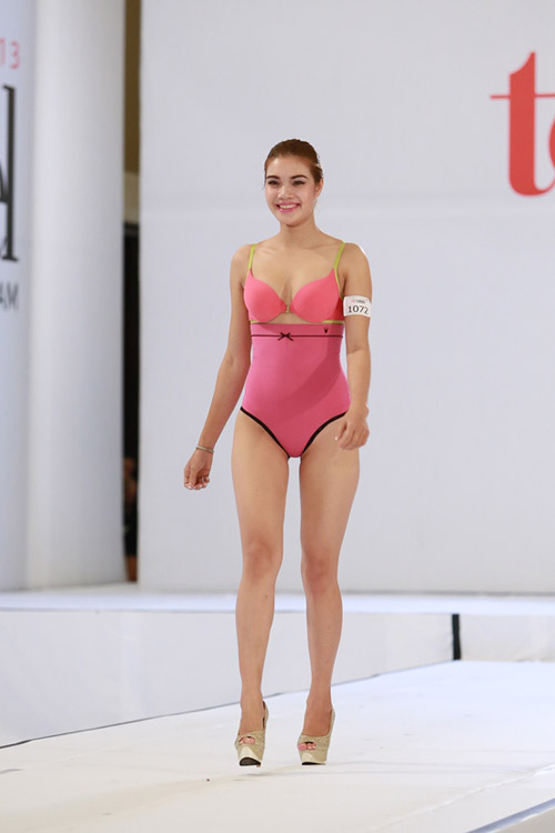 Thí sinh VNTM tập khoe dáng với bikini - 8