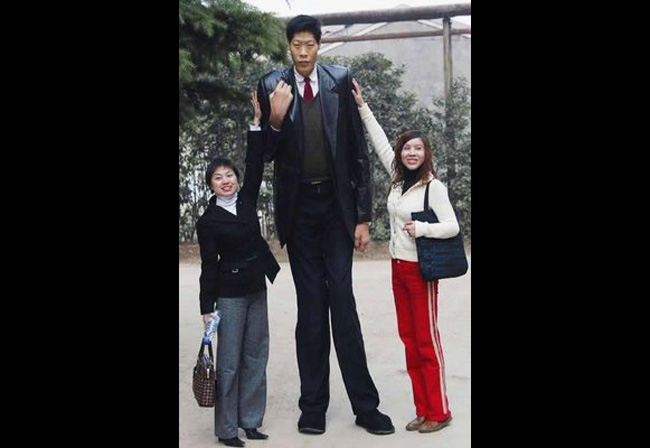 Anh Bao Xishun người Trung Quốc cao 2,36m.
