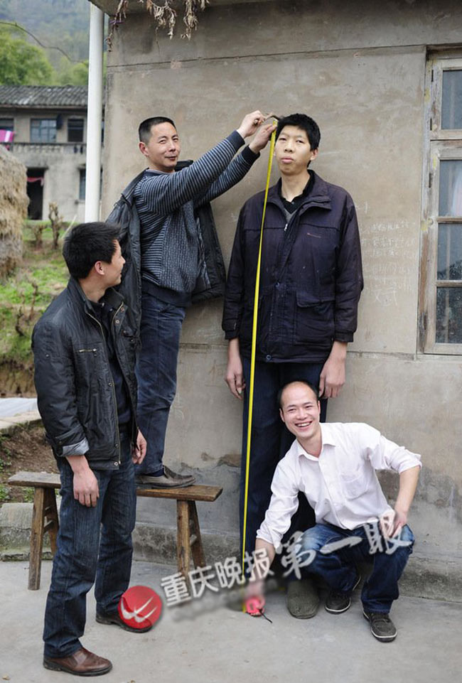 Anh Wang Fengjun được mệnh danh là người cao nhất châu Á với chiều cao 2,55m.
