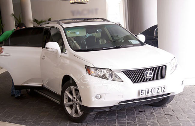 Mr. Đàm đã lái chiếc Lexus RX 350 màu trắng tới buổi sơ tuyển thí sinh đầu tiên của chương trình âm nhạc The Voice 2012.
