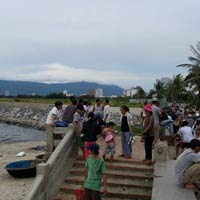 Tin tức trong ngày - Đi câu cá, trượt chân xuống kè biển tử vong